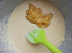 筛入低筋粉拌匀后，加入香蕉泥拌匀