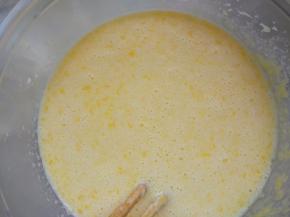 黄油用微波炉融化，打入鸡蛋搅匀，再倒入牛奶混合均匀