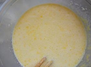 黄油用微波炉融化，打入鸡蛋搅匀，再倒入牛奶混合均匀