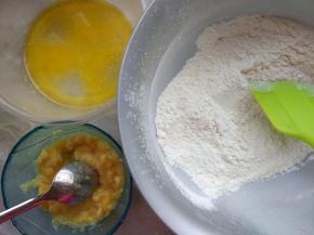 将低筋面粉，细砂糖，泡打粉混合过筛。香蕉1根去皮碾成泥（留两片备用）。