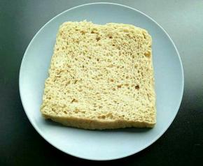 干的烤麸放在水中浸泡两小时，再用流动的水冲洗挤压出里面的水，然后切成小块