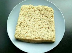 干的烤麸放在水中浸泡两小时，再用流动的水冲洗挤压出里面的水，然后切成小块