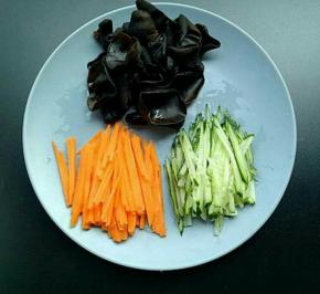 胡萝卜切丝，黄瓜切丝，黑木耳泡发