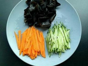胡萝卜切丝，黄瓜切丝，黑木耳泡发