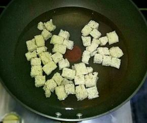 锅里加入适量水。放入烤麸煮至水开，继续煮两分钟