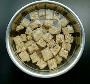 煮好的烤麸捞出沥干水份放入冷水中洗干净，挤干水份备用