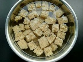 煮好的烤麸捞出沥干水份放入冷水中洗干净，挤干水份备用