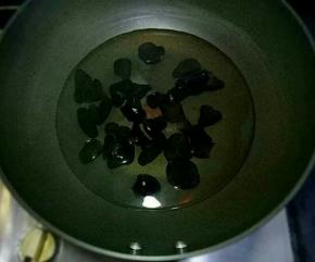 锅里热开水。放入木耳焯水，捞出备用
