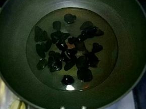 锅里热开水。放入木耳焯水，捞出备用