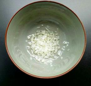 蒜拍碎，切成蒜泥放入碗中，锅里烧适量热油，浇在蒜泥上，会听到滋滋的响