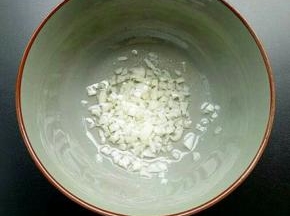 蒜拍碎，切成蒜泥放入碗中，锅里烧适量热油，浇在蒜泥上，会听到滋滋的响