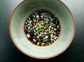 然后往蒜泥汁中加入味极鲜、醋、白糖、香油、鸡精、小葱搅拌均匀