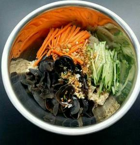 把蒜泥汁浇在上面