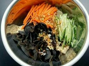 把蒜泥汁浇在上面