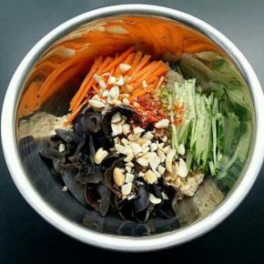 最后加入适量辣椒油。加些花生碎，拌均匀就可以了