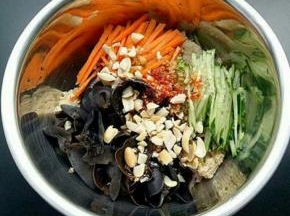 最后加入适量辣椒油。加些花生碎，拌均匀就可以了