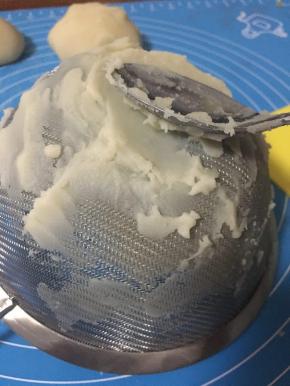 将练切使用30目的滤网过筛。