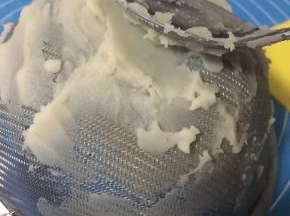 将练切使用30目的滤网过筛。