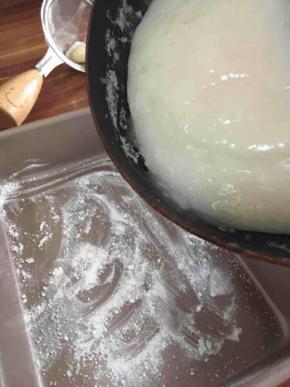 找一个大小合适的模具，刷一点水，撒上一层片粟粉（熟的太白粉，可以用作手粉，防粘。生的太白粉食用会中毒）。将熬好的求肥倒入。