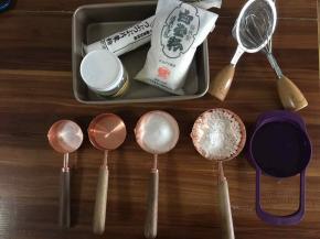 先制作求肥（在白玉粉等米粉中掺入砂糖，兑水熬煮而成，主要是增加和果子皮的粘连性），准备好材料。