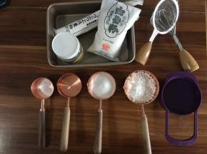 先制作求肥（在白玉粉等米粉中掺入砂糖，兑水熬煮而成，主要是增加和果子皮的粘连性），准备好材料。