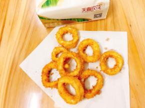 炸好的鱿鱼圈放上天喜玫花纸巾上吸完油后再食用