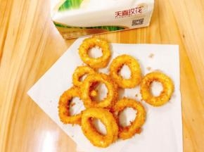 炸好的鱿鱼圈放上天喜玫花纸巾上吸完油后再食用