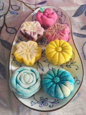 全家福。还随意捏了其他几个配色，右下角蓝色的像不像星空。在加到模具之前，都裹了片粟粉，进行适量揉搓。之前做了一次没加手粉，比较粘，几乎无法脱模或成型难看。