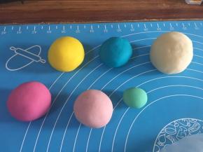 加入合适量的色粉到练切，反复揉搓折叠，使色粉均匀融入，得到自己想要的颜色。