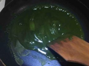 将过筛后的抹茶倒入白豆沙中，在不粘锅中进行炒制。炒到小山状即可。