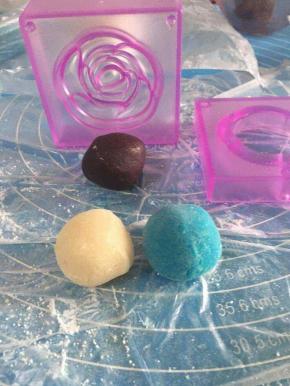 蓝色练切12g，白色练切12g和18g红豆沙馅制作蓝色冰玫瑰，模具容量40g左右