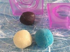 蓝色练切12g，白色练切12g和18g红豆沙馅制作蓝色冰玫瑰，模具容量40g左右
