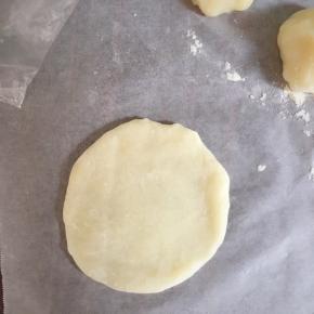 案板上撒些熟糯米粉防沾，取大概30克的面团擀开