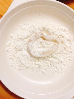 鱿鱼圈均匀裹上面粉