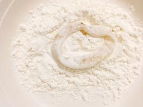 鱿鱼圈均匀裹上面粉
