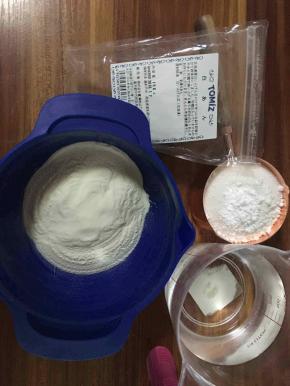 在冷冻求肥的时候，开始制作白豆沙。因为夏天热，为了偷懒，我买的是如图的白豆沙粉，制作就比较简单。大家也可以购买白芸豆制作。