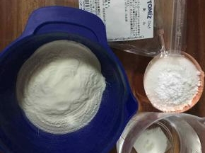 在冷冻求肥的时候，开始制作白豆沙。因为夏天热，为了偷懒，我买的是如图的白豆沙粉，制作就比较简单。大家也可以购买白芸豆制作。