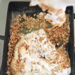 倒入花生仁搅拌均匀，关火