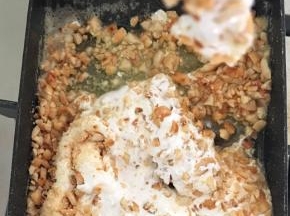 倒入花生仁搅拌均匀，关火