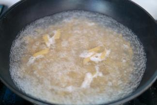 倒入意面，煮至熟。（8-10分钟）