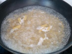 倒入意面，煮至熟。（8-10分钟）