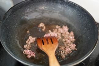锅内放入橄榄油，放入肉末，稍微煸炒