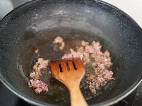 锅内放入橄榄油，放入肉末，稍微煸炒