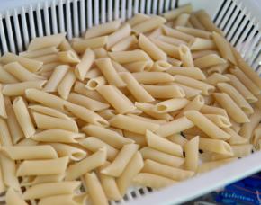 煮好的意面沥水备用