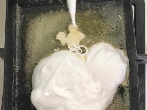 加入法罗夫香草味棉花糖，搅拌至融化