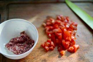 猪肉切末，西红柿洗净缺小丁备用。