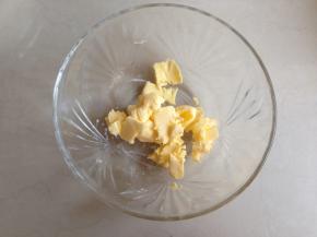 黄油切小块软化