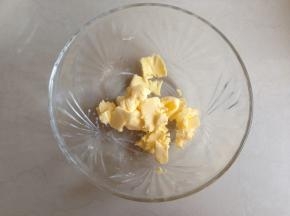 黄油切小块软化