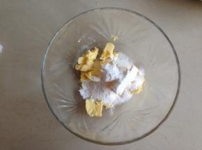 软化的黄油加入糖粉