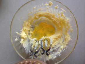 软化的黄油加入糖粉